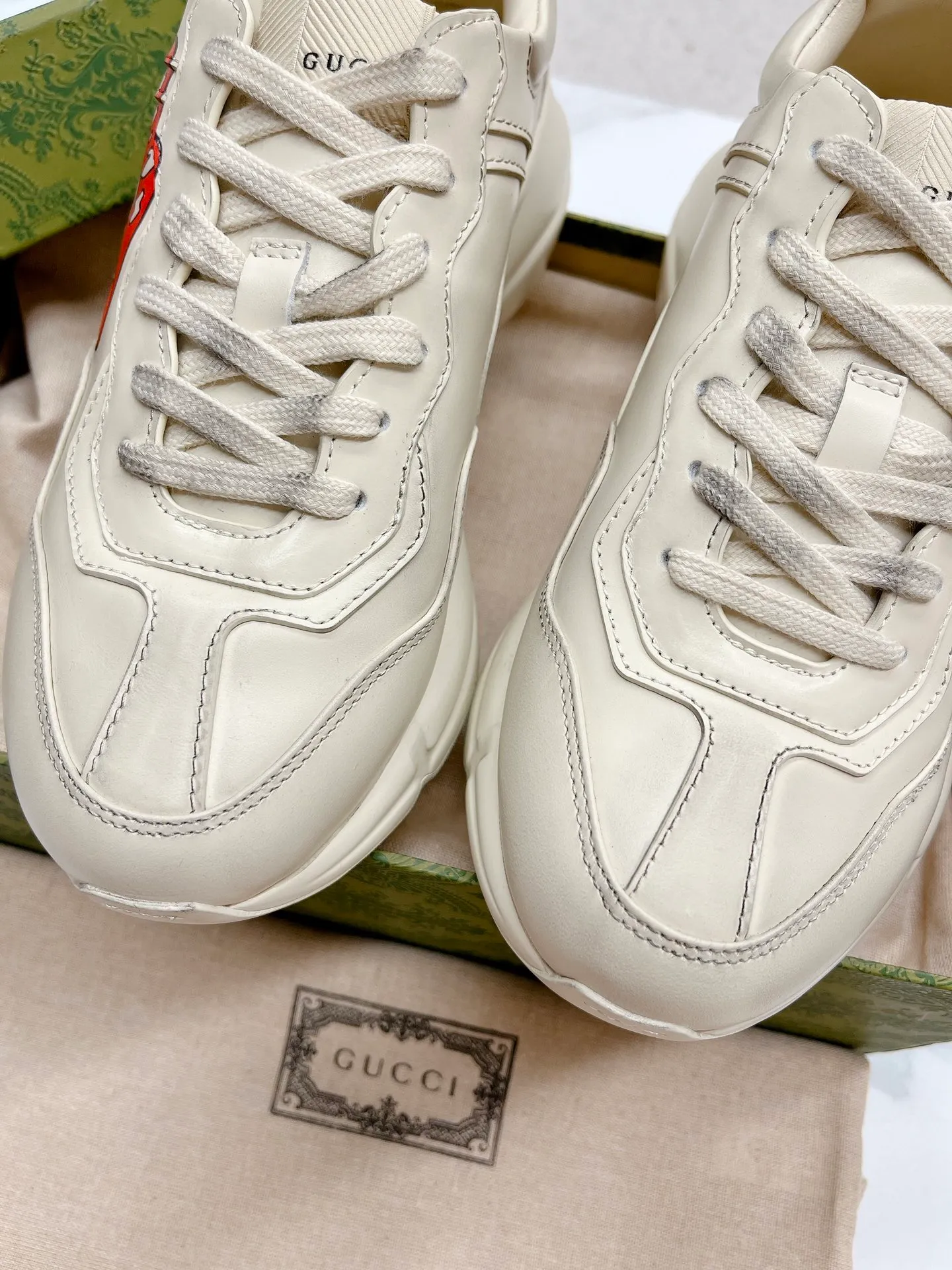 👟👟Ex-factory price 700👟👟 Men +10 Gucci’s top version of couple’s dad shoes series is new! 🖤 ⚠GG couple’s dad shoes have been very popular in recent years; new colors are updated constantly; new colors are updated, and our home and counters have new ones at the same time. This classic dad shoe is popular among celebrities and Internet celebrities. Anchors and others are sure to plant grass and call ❤ Classic fashion style, distressed leather surface, 5D drawing printing; mixed surface splicing colors, etc... Original customization (off-white eco-friendly cowhide, first layer of cowhide inside), original outsole... Shiny colorful drawings embellish the sides of the shoe body, old color rubbing, package production technology, 1:1 creation / only to make the best shoes. ⚠️ Comes with high-end full package at the counter. …………………………………………………… 👑❥∙Colour: Doraemon model/Mickey Mouse model/Lip model/Donald Duck model/Anchor model/Classic red and green striped logo model/NY letter model/Rainbow letter model/Red ebony cloth model/G letter pink cloth model/North Face joint model/Little Bear model/New blue color model/New orange color model 👑❥∙Size: Women’s model 35-40 Men's 39-44